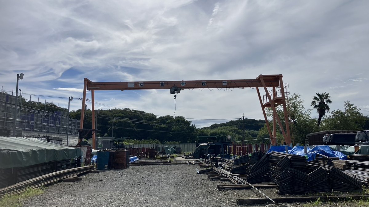 加工場のガントリークレーンと、積まれた鉄筋