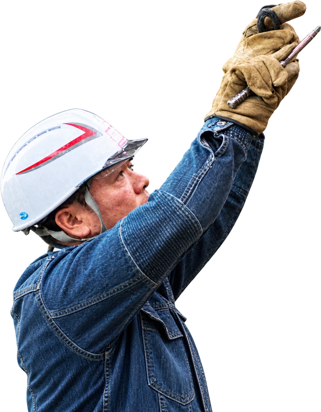 Pekerja berhelm yang sedang mengikat besi beton