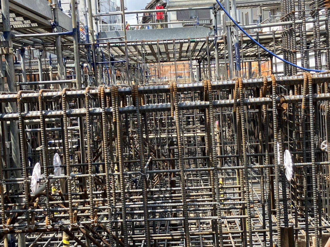 施工事例：集合住宅（作業中の職人）